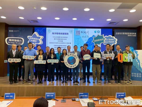 ▲▼嘉義縣三度獲評「海洋環境管理」特優,環保局長張輝川代表受獎 。(圖/嘉義縣政府提供)