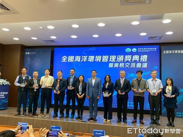 ▲▼嘉義縣三度獲評「海洋環境管理」特優,環保局長張輝川代表受獎 。(圖/嘉義縣政府提供)