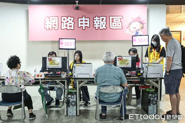 ▲綜合所得稅申報起跑,民眾前往國稅局報稅。(圖/記者林敬旻攝)