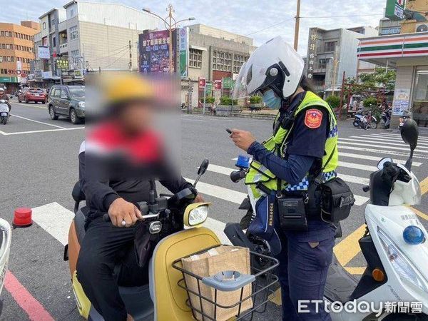 ▲屏東警執行闖紅燈專案勤務 。(圖/記者陳崑福翻攝)