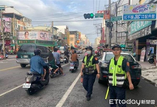 ▲屏東警執行闖紅燈專案勤務 。(圖/記者陳崑福翻攝)