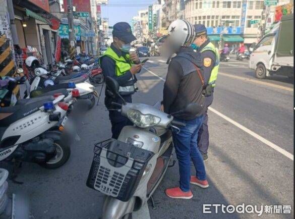 ▲屏東警執行闖紅燈專案勤務 。(圖/記者陳崑福翻攝)