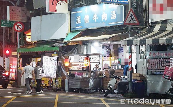 ▲桃園市桃園區中正路某家知名溫體牛肉小吃店日前發生槍擊案,警方據報趕往現場採證,圖為案發之溫體牛肉小吃店仍正常營業。(圖/記者沈繼昌翻攝)