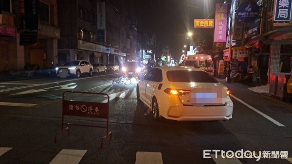 ▲▼白車綠燈右轉撞倒電動自行車,女騎士遭擊落躺路中險被輾過。(圖/民眾提供,下同)