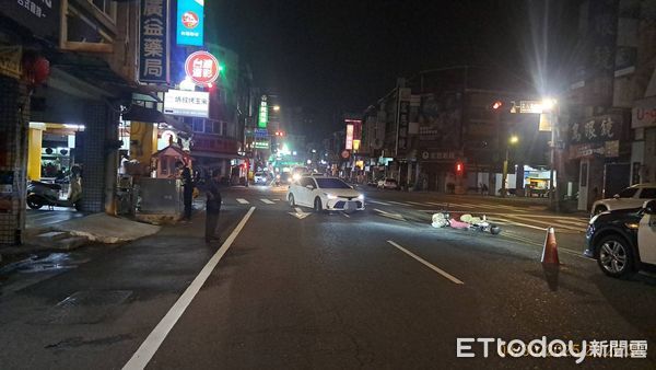 ▲▼白車綠燈右轉撞倒電動自行車,女騎士遭擊落躺路中險被輾過。(圖/民眾提供,下同)