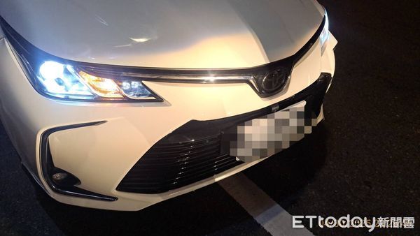 ▲▼白車綠燈右轉撞倒電動自行車,女騎士遭擊落躺路中險被輾過。(圖/民眾提供,下同)