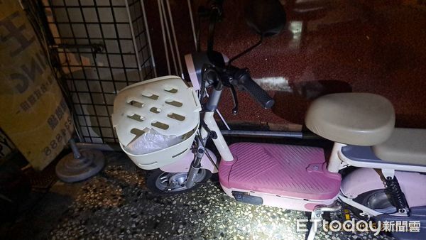 ▲▼白車綠燈右轉撞倒電動自行車,女騎士遭擊落躺路中險被輾過。(圖/民眾提供,下同)