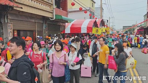 ▲白沙屯媽祖繞境將於今日晚間11時25分開始,今一早已有大批信眾前往朝聖 。(圖/記者陳煥丞攝)