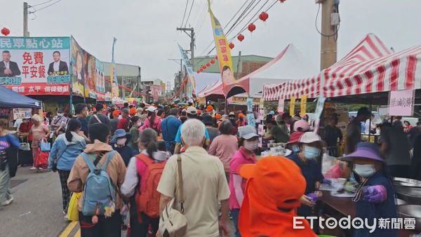 ▲白沙屯媽祖繞境將於今日晚間11時25分開始,今一早已有大批信眾前往朝聖 。(圖/記者陳煥丞攝)