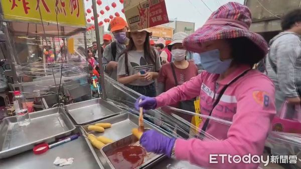 ▲白沙屯媽祖繞境將於今日晚間11時25分開始,今一早已有大批信眾前往朝聖 。(圖/記者陳煥丞攝)