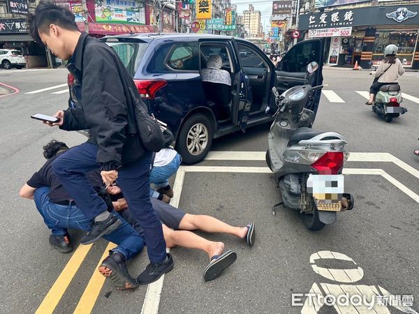 ▲曾犯下強盜殺人的劉男,今早入室搶奪老雇主逃逸,遭警方於新竹當街逮捕。(圖/記者陸運陞翻攝)