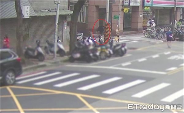 ▲曾犯下強盜殺人的劉男,今早入室搶奪老雇主逃逸,遭警方於新竹當街逮捕。(圖/記者陸運陞翻攝)