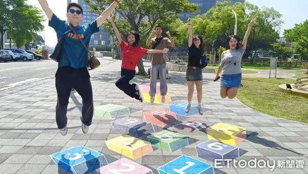 ▲▼金門打卡新亮點!金湖鎮推「3D漂浮跳房子」,繽紛童趣超好拍。(圖/記者林名揚翻攝)