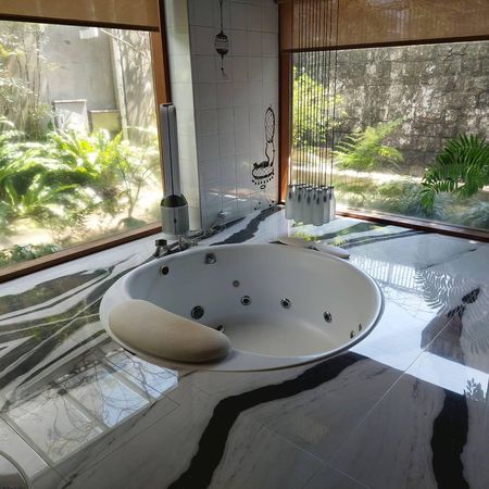 ▲▼陳文茜住院用巨嬰澡缸。(圖/翻攝自臉書)