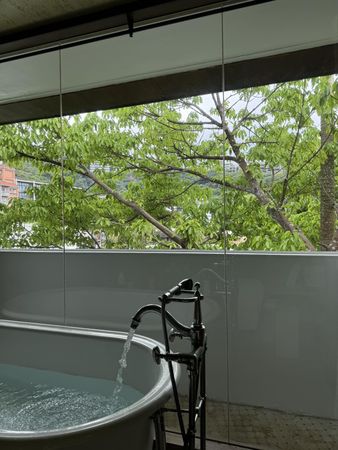 ▲▼陳文茜住院用巨嬰澡缸。(圖/翻攝自臉書)