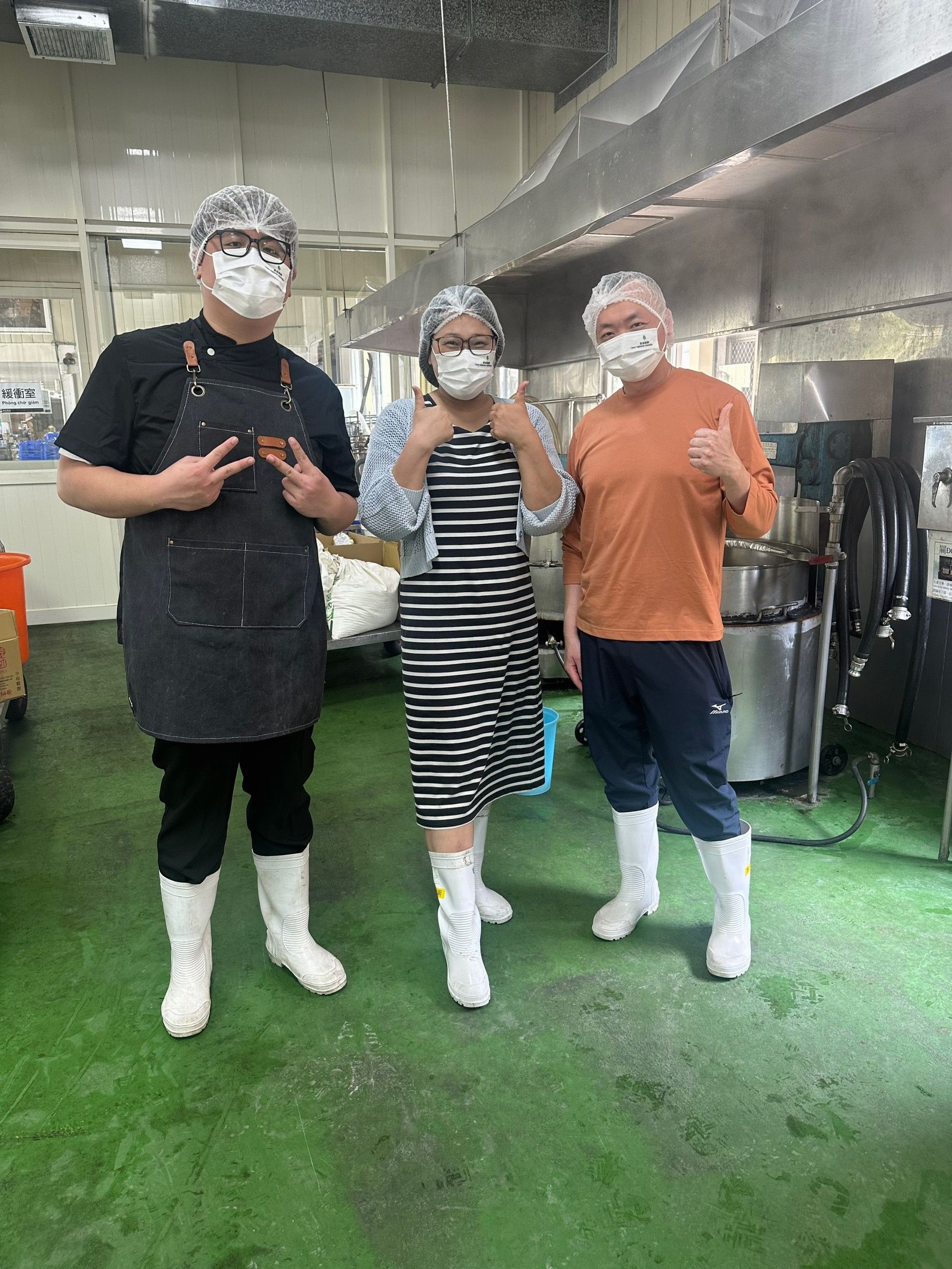 ▲▼佛光大學蔬食系上三分之一是外籍生。圖為系上老師帶著林彥呈(圖左)到食品工廠產線製醬的過程(圖/詹雅文提供)