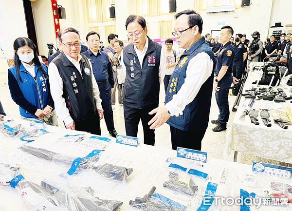 ▲桃園市警局今天下午舉行「雷霆除暴專案」展示,市長張善政在局長吳坤旭陪同下聽取刑大大隊長鄺慶泰說明查獲槍械彈藥成果。(圖/記者沈繼昌攝)