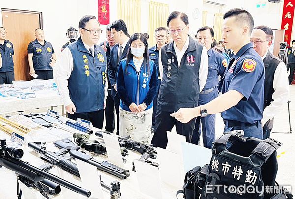 ▲桃園市警局今天下午舉行「雷霆除暴專案」展示,市長張善政聽取保大霹靂特勤小組說明查緝成果。(圖/記者沈繼昌攝)