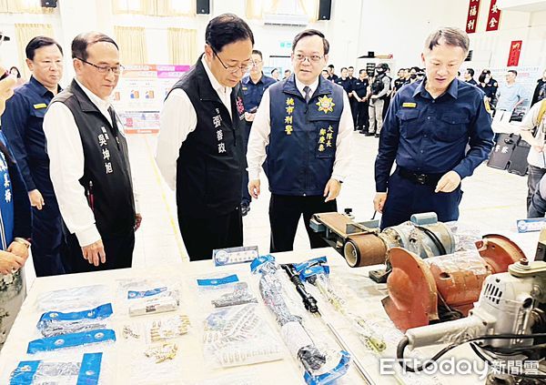 ▲桃園市警局今天下午舉行「雷霆除暴專案」展示,市長張善政聽取中壢警分局長林鼎泰說明查緝槍械彈藥與製作工具成果。(圖/記者沈繼昌攝)