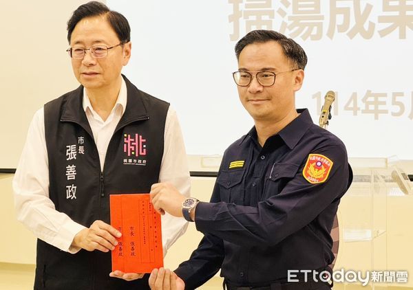 ▲桃園市警局今天下午舉行「雷霆除暴專案」展示,市長張善政頒發獎金給桃園警分局長王智民。(圖/記者沈繼昌攝)