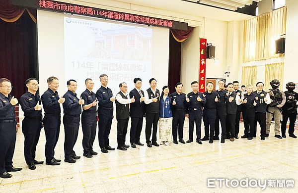 ▲桃園市警局今天下午舉行「雷霆除暴專案」展示,會後市長張善政與出席包括桃園地檢署襄閱主任檢察官黃榮德等單位人員合影。(圖/記者沈繼昌攝)