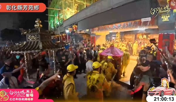 ▲白沙屯媽祖晚間9點停轎王功福海功,11點起轎。(圖/翻攝自白沙屯拱天宮直播)