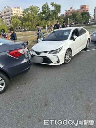 ▲台南市警一分局東門派出所圍捕詐欺犯嫌,現場2人遭逮、3警負傷奮勇緝獲犯嫌。(記者林東良翻攝,下同)