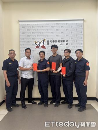 ▲台南市警一分局東門派出所圍捕詐欺犯嫌,現場2人遭逮、3警負傷奮勇緝獲犯嫌。(記者林東良翻攝,下同)