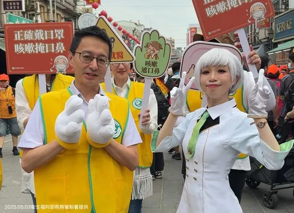 ▲▼今(5/3)日疾管署羅一鈞副署長攜手《疾病擬人》人氣角色白靜,二度現身北港,與白沙屯媽祖站在一起呼籲民眾落實衛生好習慣,共同守護國人健康。(圖/疾管署提供)