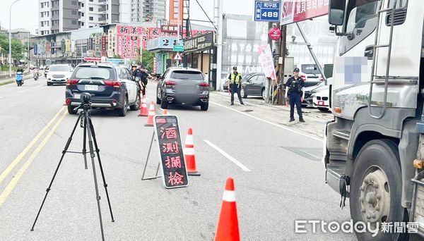 ▲針對日前八德區轄區連續發生嚴重交通事故,八德警方昨天起加強和平路等重點道路路檢與違規取締勤務。(圖/記者沈繼昌翻攝)