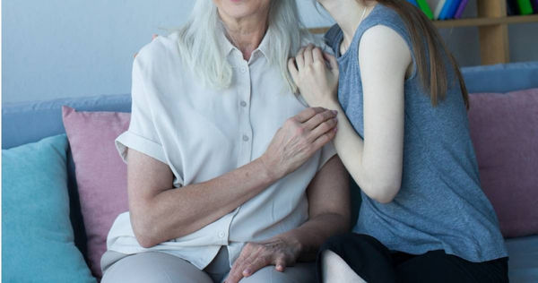 一名人妻抱怨,婆婆過世前3年都是她在照顧,小姑、大嫂卻造謠她騙走婆婆財產。(示意圖/翻攝自photoAC)