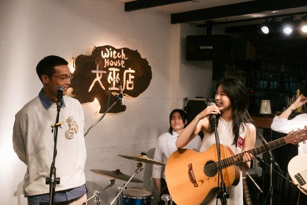 ▲袁漠遙舉辦音樂會,師兄牧森擔任嘉賓。(圖/周子娛樂提供)