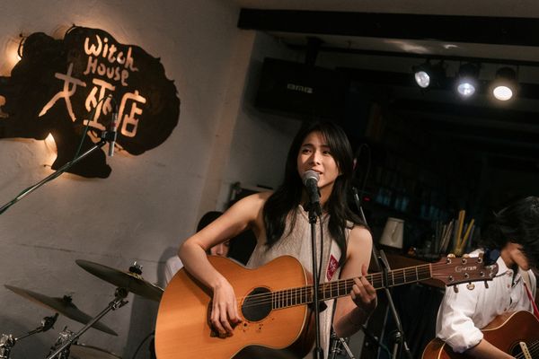 ▲袁漠遙舉辦音樂會,師兄牧森擔任嘉賓。(圖/周子娛樂提供)