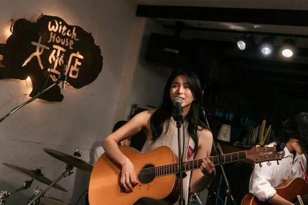 ▲袁漠遙舉辦音樂會,師兄牧森擔任嘉賓。(圖/周子娛樂提供)