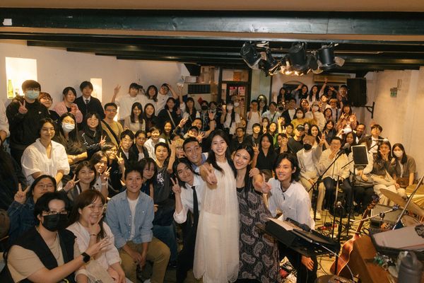 ▲袁漠遙舉辦音樂會,師兄牧森擔任嘉賓。(圖/周子娛樂提供)