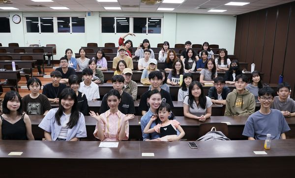 ▲于卉喬近況曝光,受邀至國立臺灣大學童癌童語服務社演講。(圖/光意娛樂提供)