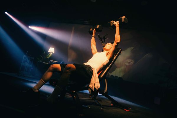 ▲▼ 黃偉晉以居家風開唱。(圖/寬宏藝術提供)