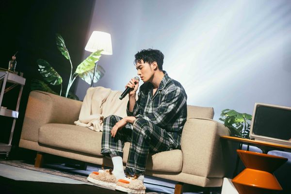 ▲▼ 黃偉晉以居家風開唱。(圖/寬宏藝術提供)