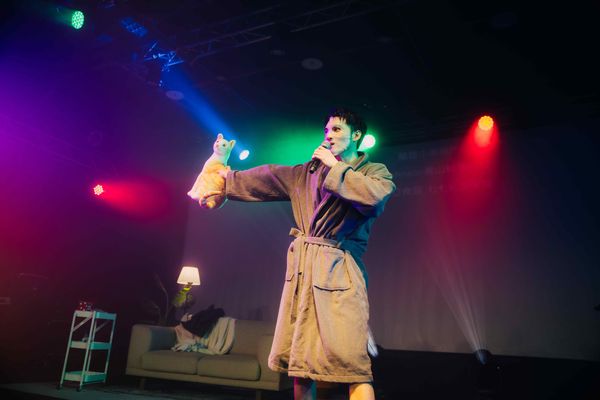 ▲▼ 黃偉晉敷著面膜上台開唱。(圖/寬宏藝術提供)