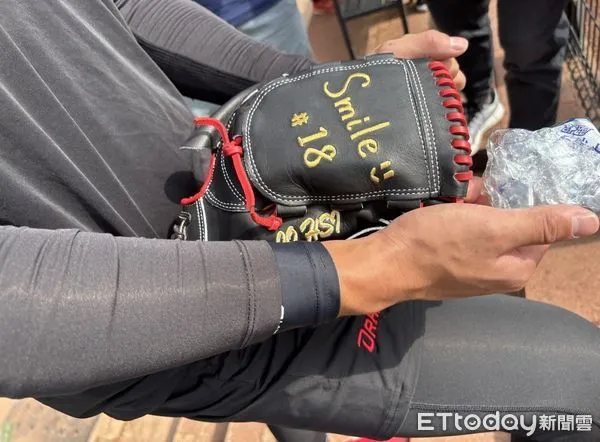 ▲味全龍隊投手徐若熙手套加上設計元素。(圖/記者陳立勳攝)