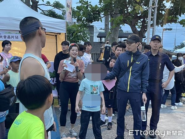 ▲成功分局員警熱心協助走失孩童找回家屬。(圖/記者楊漢聲翻攝)