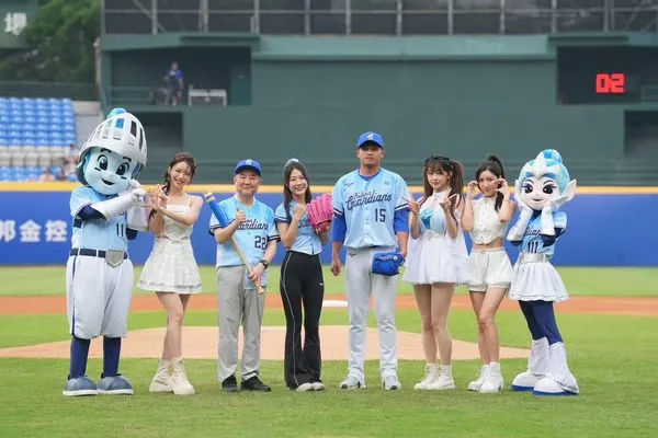 ▲駐臺北韓國代表部李殷鎬與知名YouTuber韓勾ㄟ金針菇一起開球。(圖/富邦悍將提供)