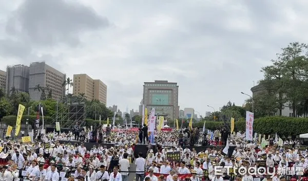 5/4藥師公會大遊行。(圖/記者趙于婷攝)