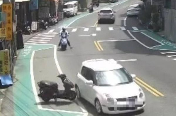 ▲彰化大埔路轎車撞機車。(圖/翻攝自臉書/彰化人大小事)