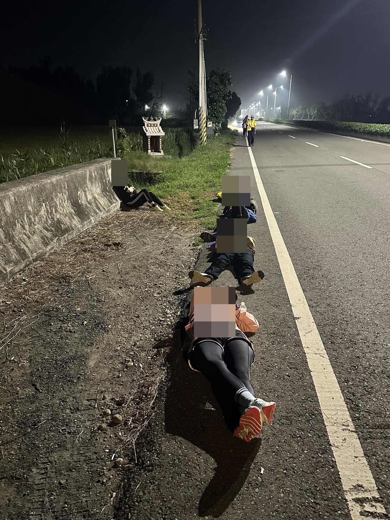 ▲信眾睡在馬路邊。(圖/翻攝自臉書/白沙屯媽祖全球徒步聯誼會)