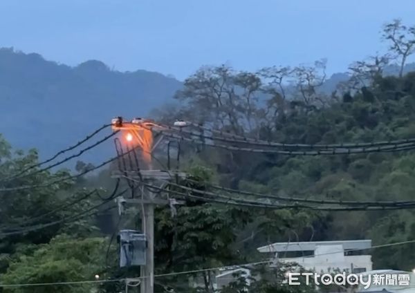 ▲▼高雄電線桿火花四濺。(圖/Threads/peiling0210授權提供)