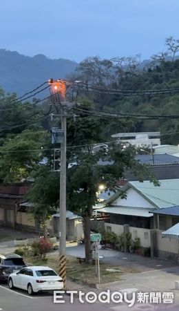 ▲▼高雄電線桿火花四濺。(圖/Threads/peiling0210授權提供)