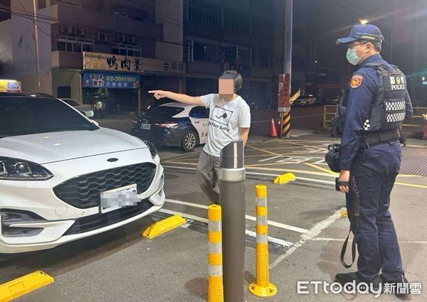 ▲郭男在警方勸說下駕車返家。(圖/大園警分局提供)