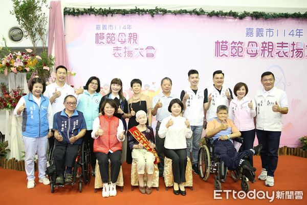 ▲▼ 母愛不言苦 慈愛光輝動人!黃敏惠市長表揚18位模範母親與8位慈馨媽媽 。(圖/嘉義市政府提供)