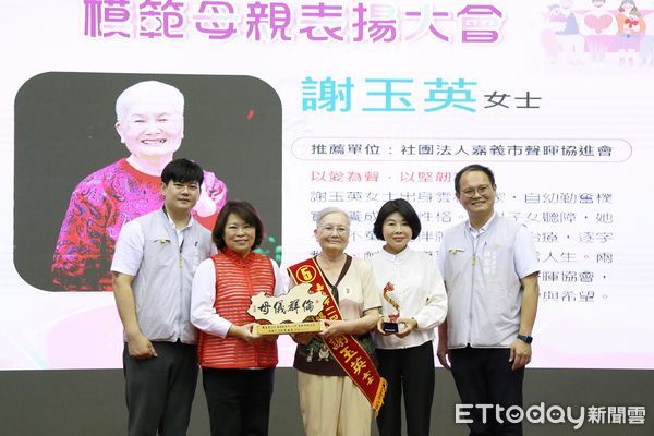 ▲▼ 母愛不言苦 慈愛光輝動人!黃敏惠市長表揚18位模範母親與8位慈馨媽媽 。(圖/嘉義市政府提供)